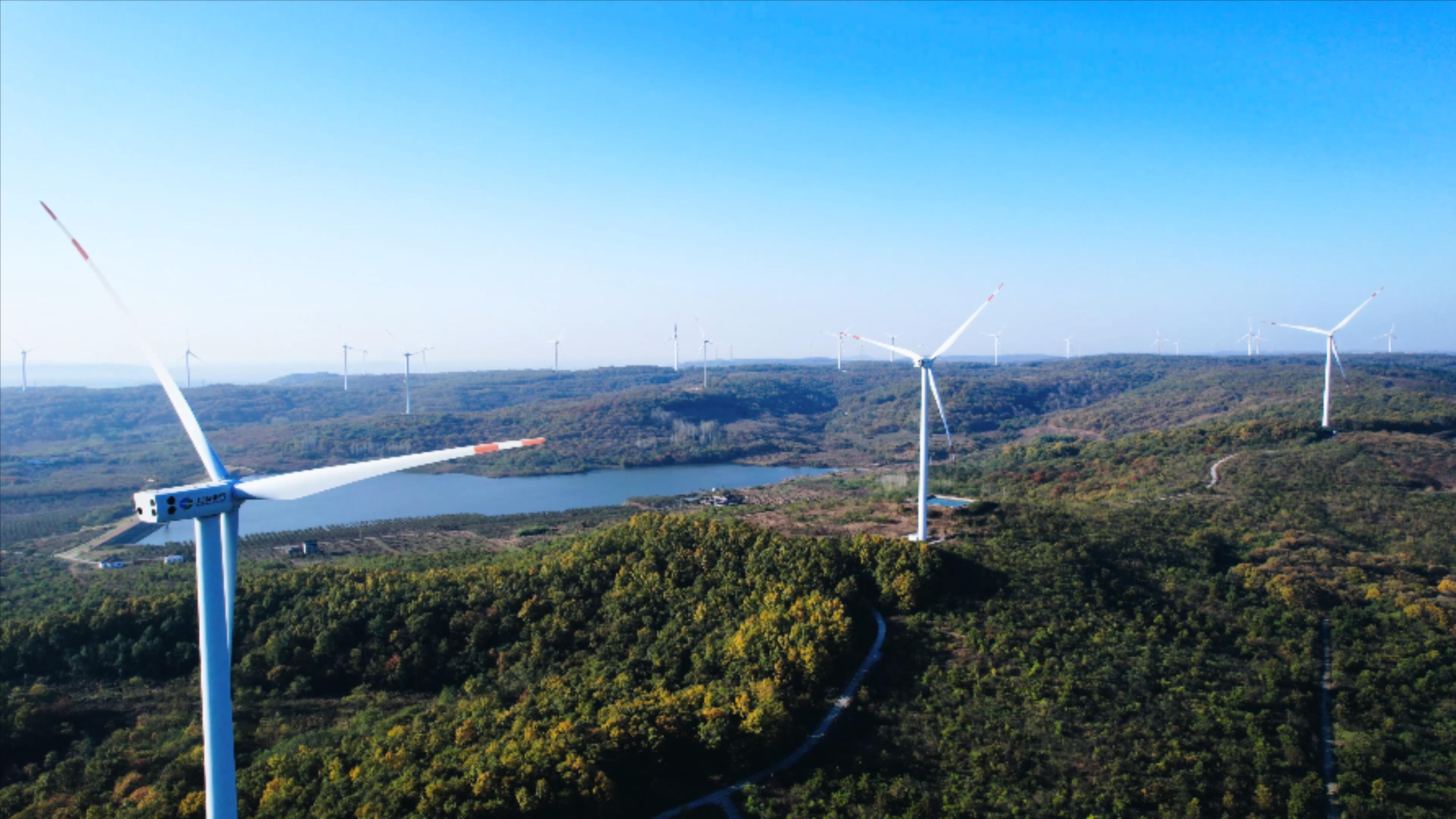 4K航拍新能源风力发电风能视频的预览图