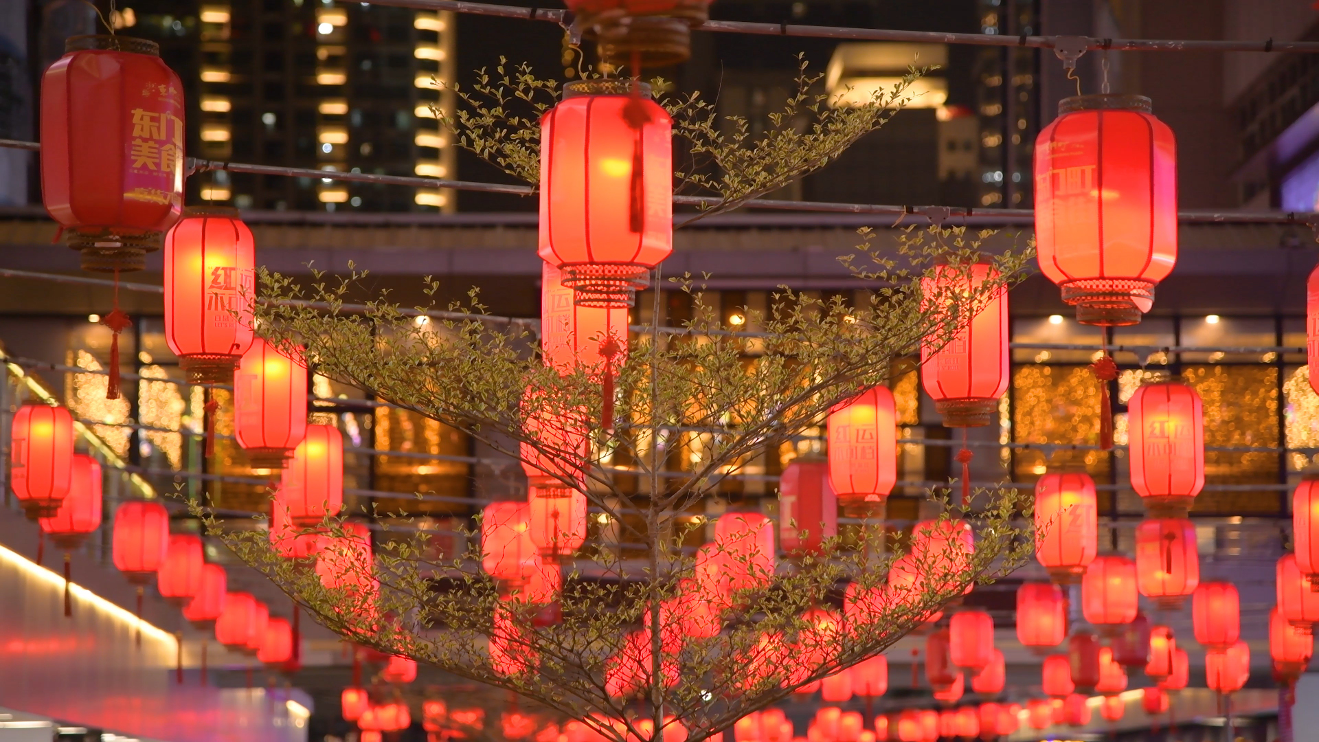 4K2022新年春节深圳东门町夜晚红灯笼空镜视频视频的预览图
