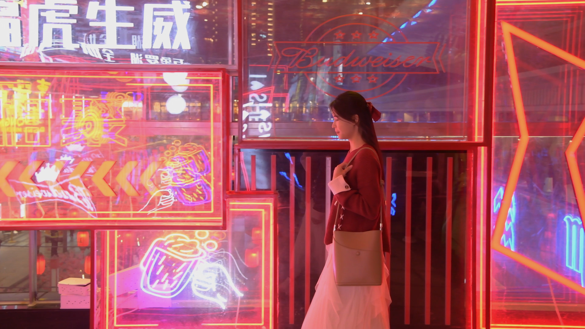 4K新年春节新春赛博朋克风灯光下走路路过的少女视频的预览图