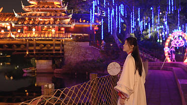 4K新年春节汉服少女逛灯会看彩灯视频的预览图