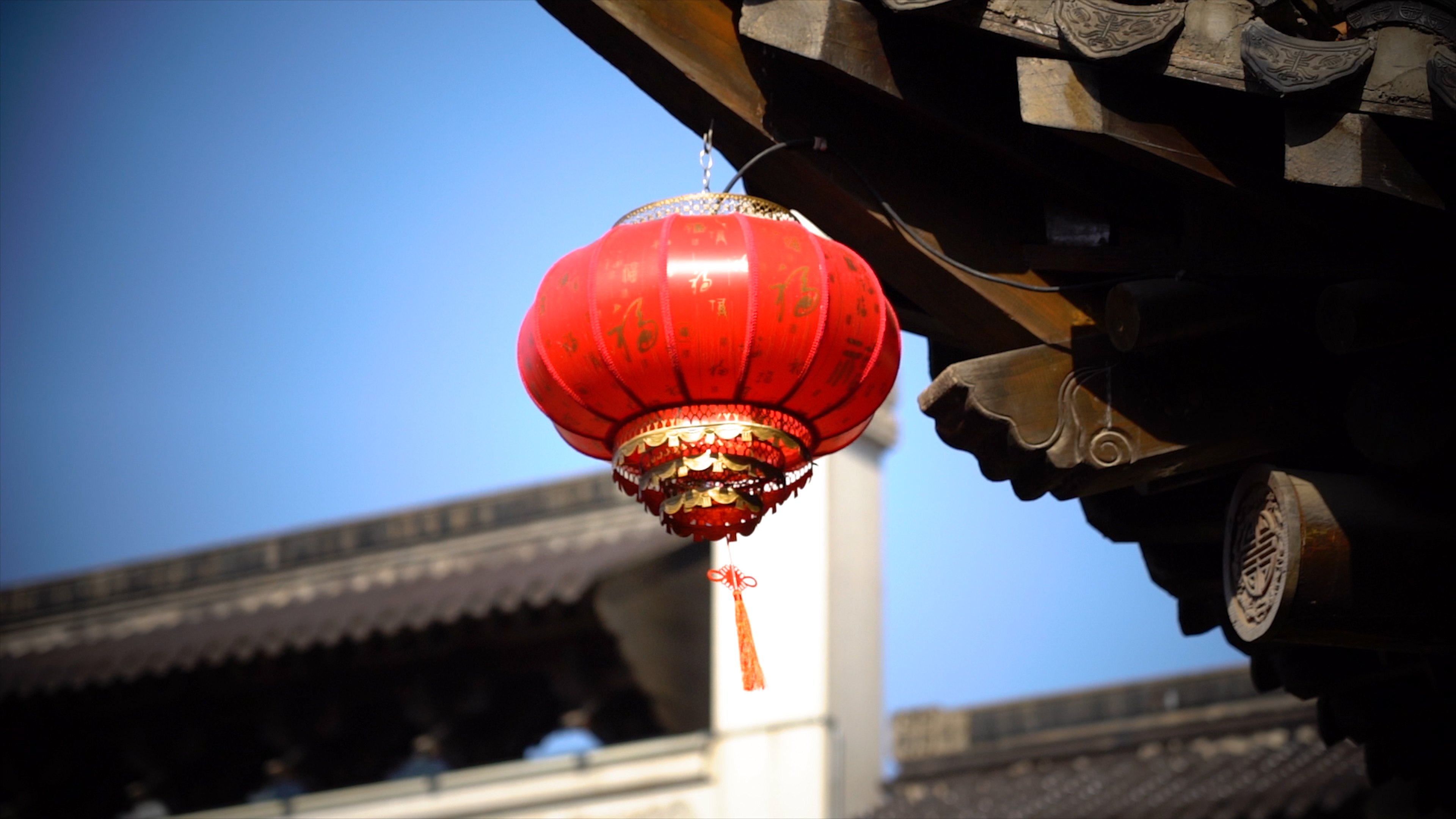 4k实拍新年春节古建筑屋檐上红灯笼升格空镜视频的预览图