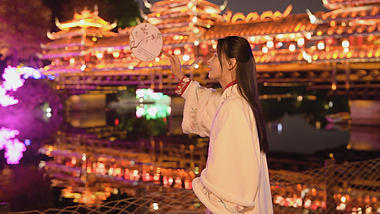 4K新年春节汉服美女看灯会花灯侧颜视频的预览图