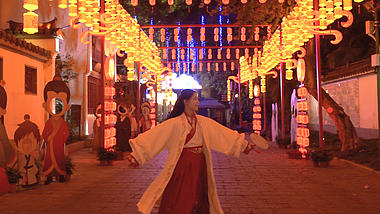 4K新年新春汉服女孩在灯会花灯节游玩视频的预览图