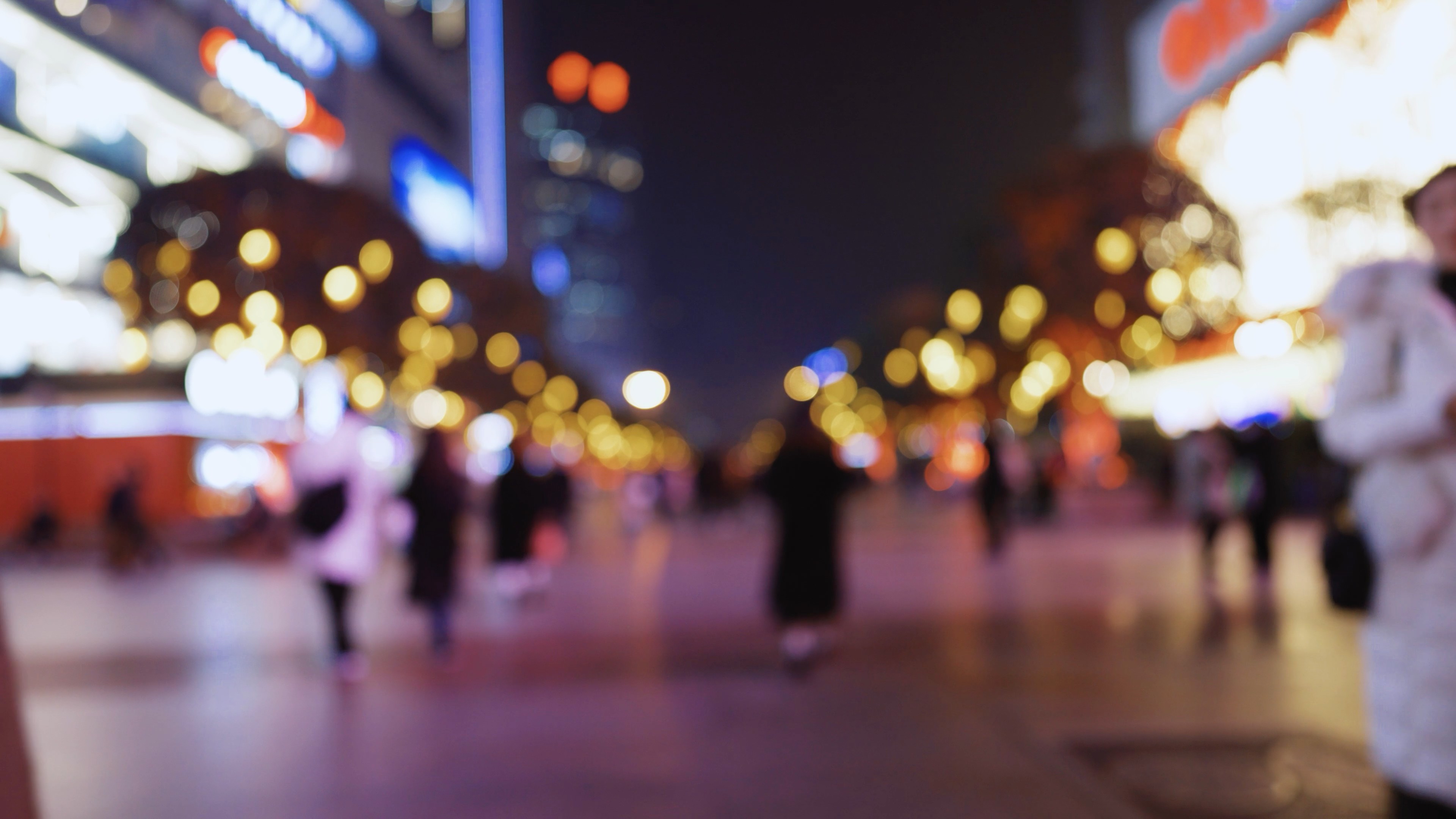 4k城市步行街夜晚灯饰人流虚化意境视频的预览图