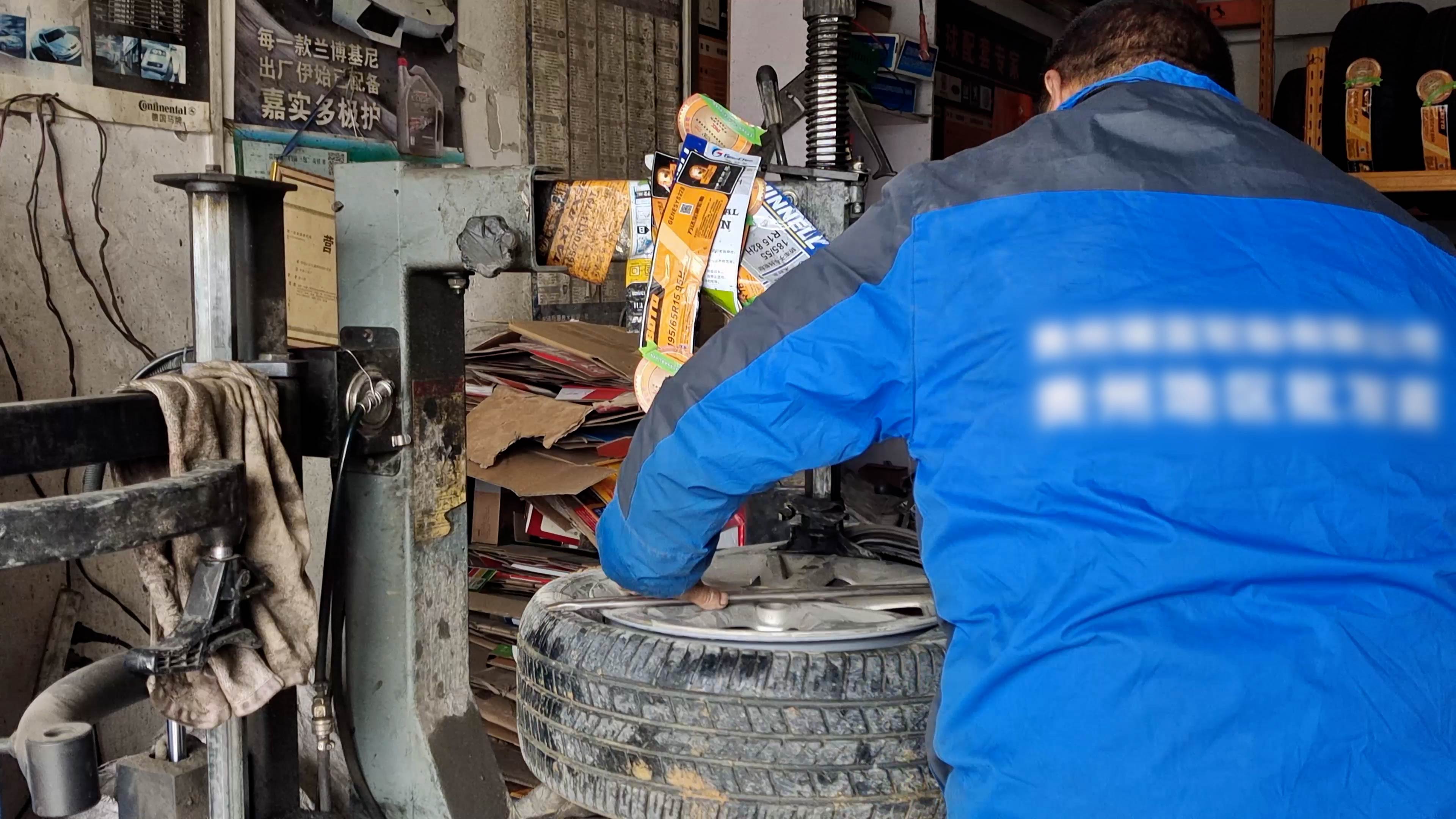 4k拍摄车辆汽修维修车子轮胎补胎换胎视频的预览图