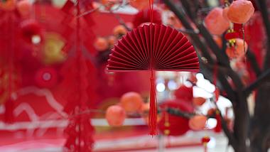 4K实拍中国年喜庆春节年货挂饰红扇新年视频的预览图