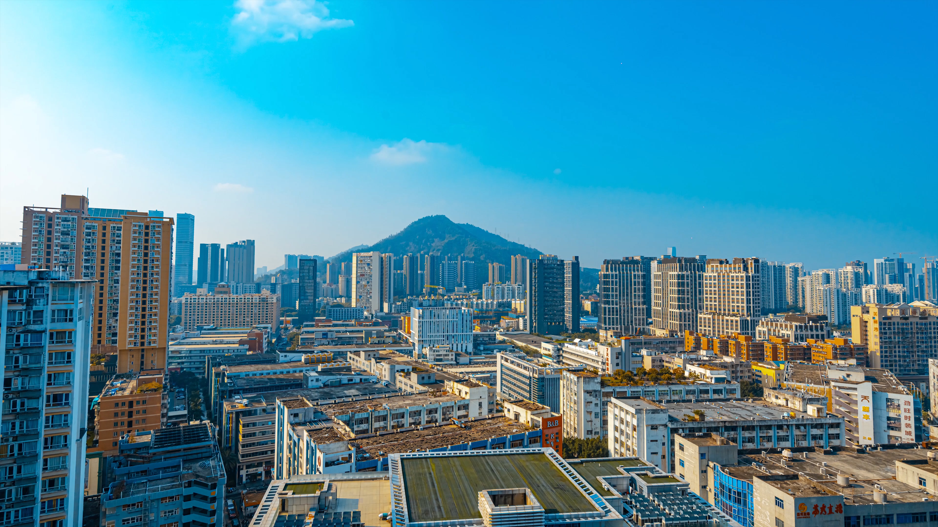 8K大气延时深圳南山城市群蓝天白云视频的预览图