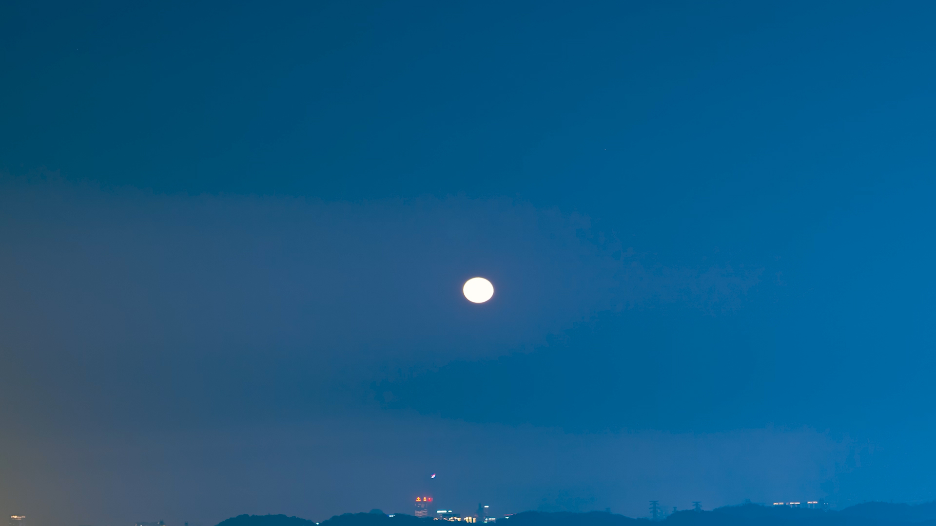 4k实拍城市月亮圆月升空延时风光视频的预览图
