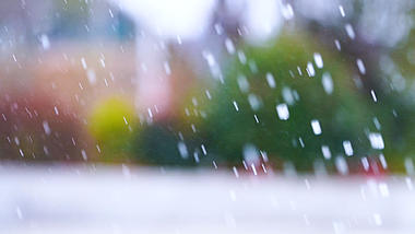 4k实拍唯美雨天下雨雨滴飘落视频的预览图