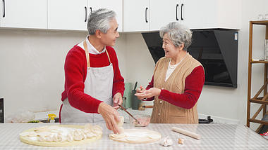 在厨房包饺子的红毛衣老夫妇视频的预览图