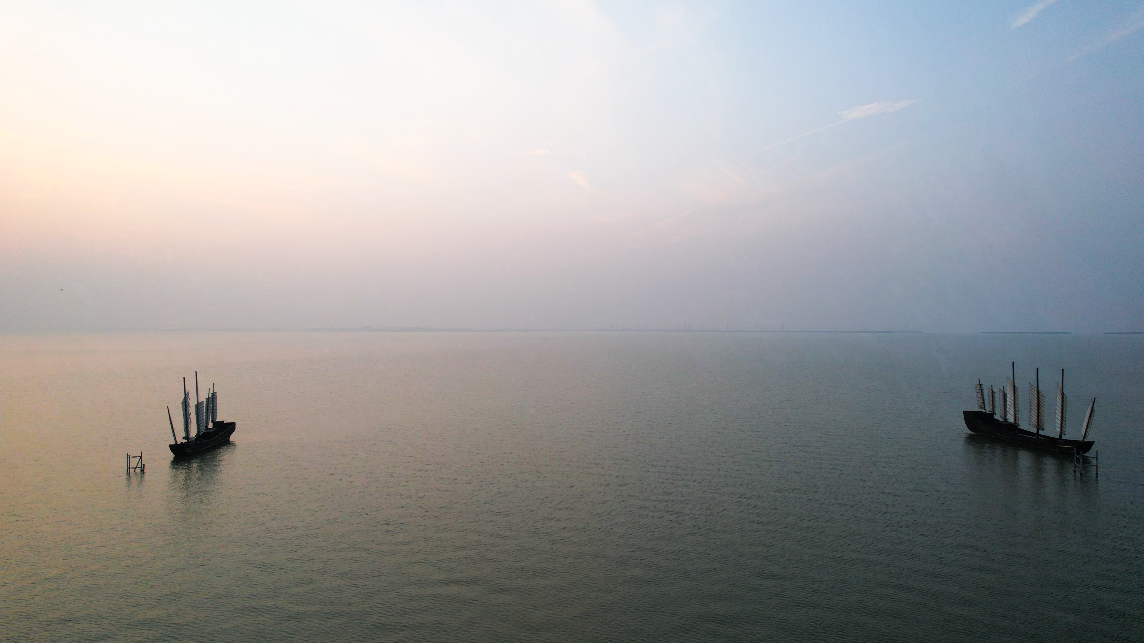 4K航拍湖上落日一望无边的湖水帆船剪影视频的预览图