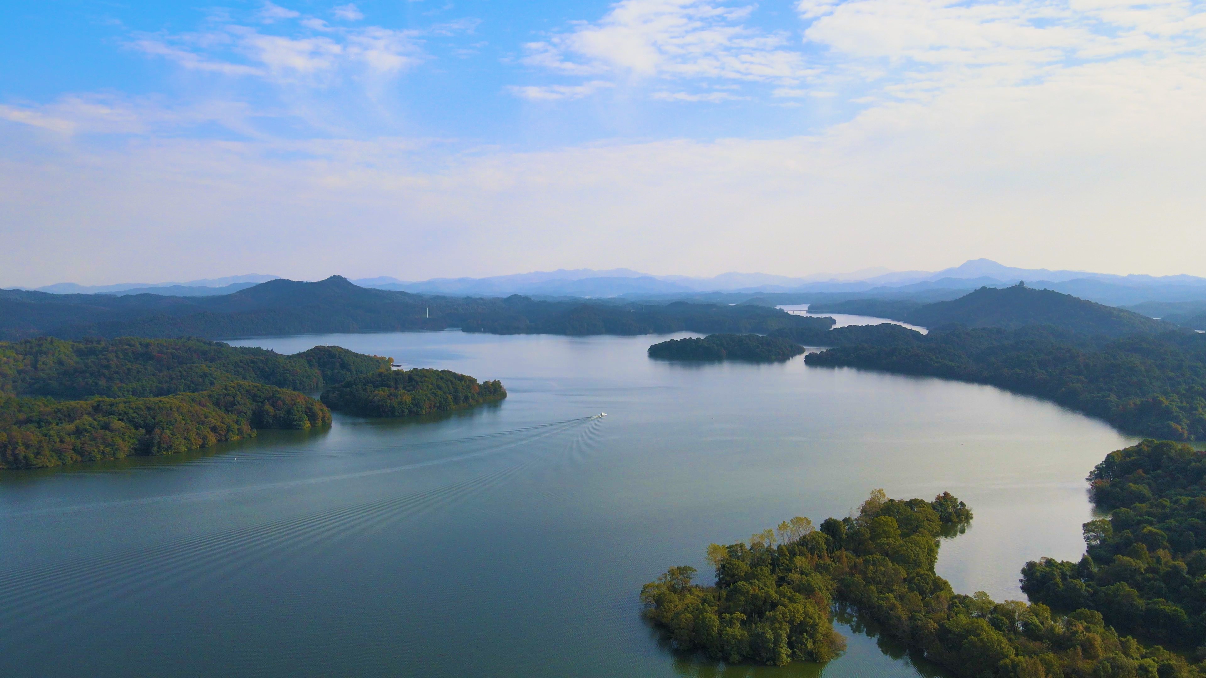 4K航拍仙女湖4A风景区湖泊风光视频的预览图