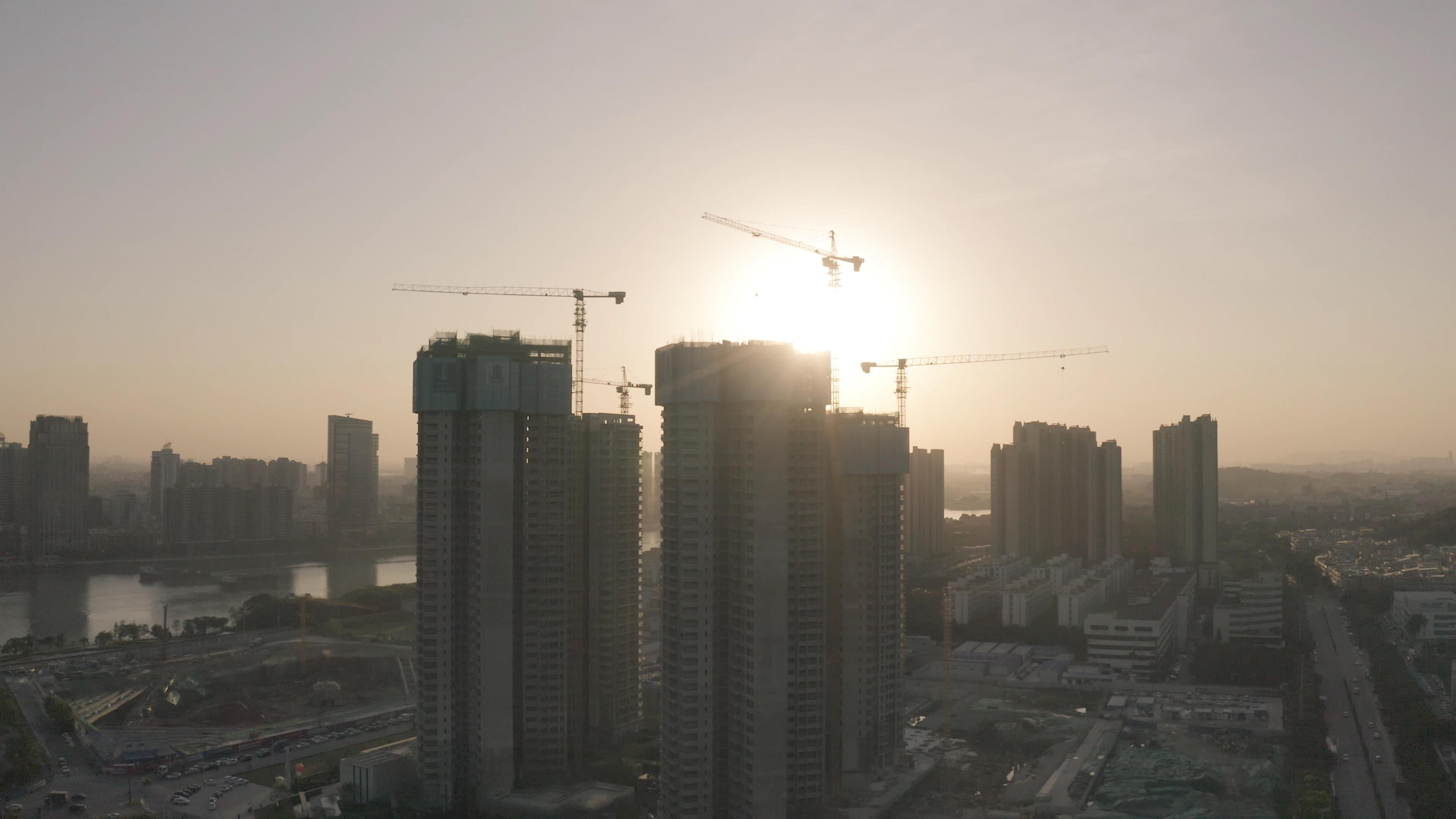 4K航拍夕阳日落下塔吊剪影城市建设空镜视频的预览图