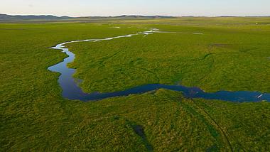 5.4k航拍夕阳下的千里草原及蜿蜒的河流视频的预览图