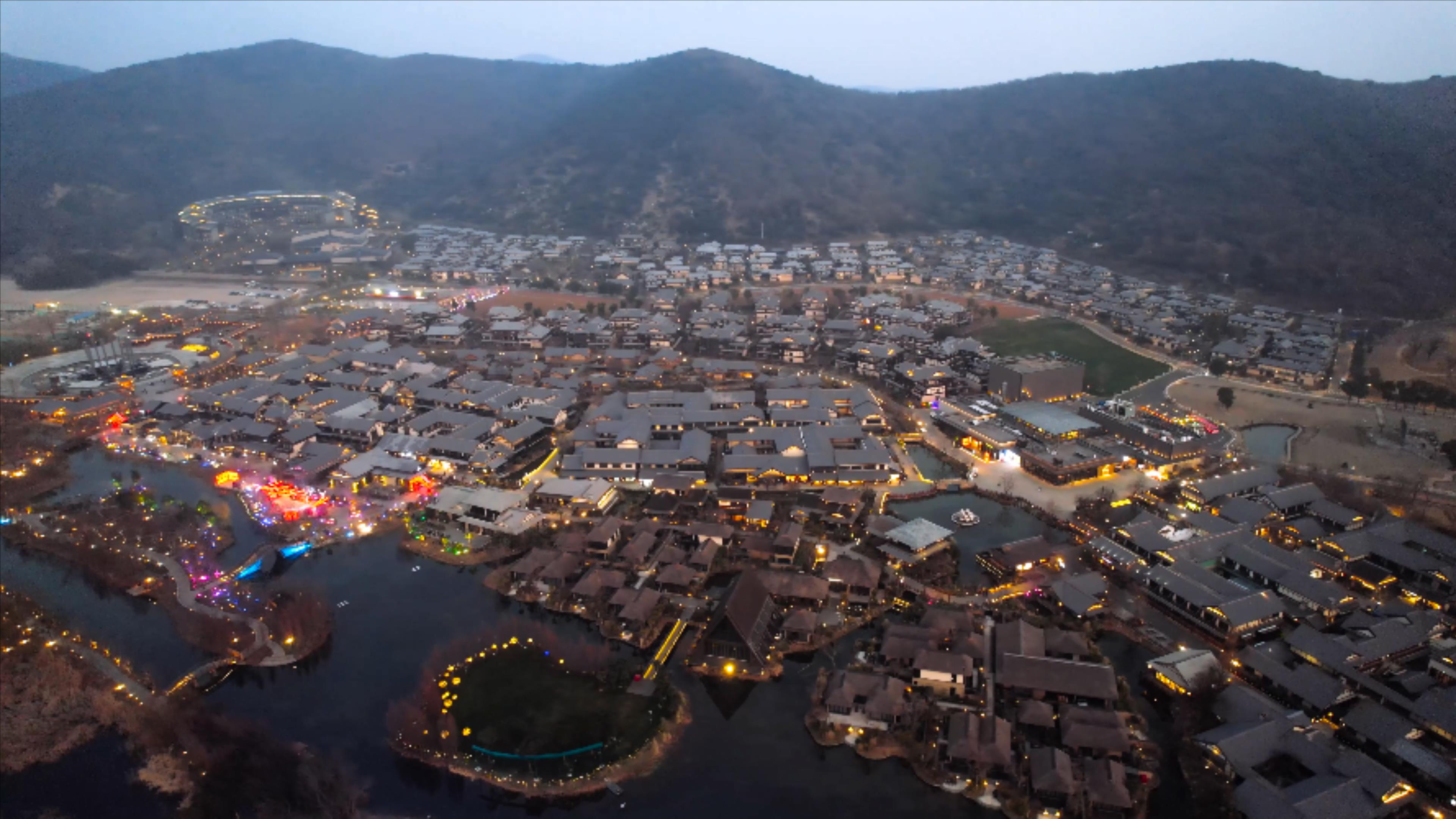 4K航拍无锡5A景区拈花湾拈花小镇夜景视频的预览图