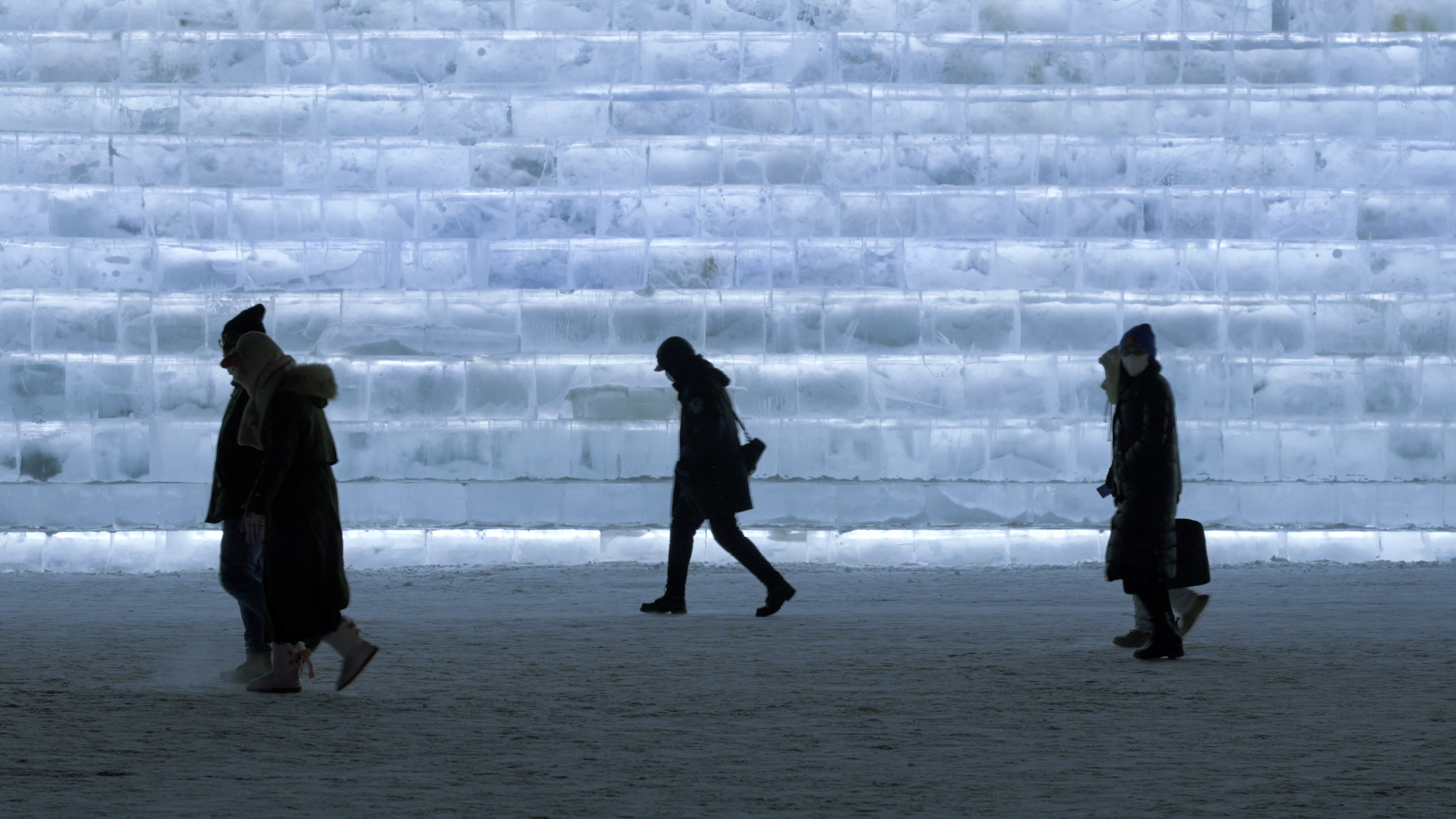 4K元宵节花灯冰雕游客人群行走视频的预览图