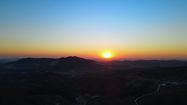 4K航拍大山夕阳朝阳升起唯美空镜头视频的预览图
