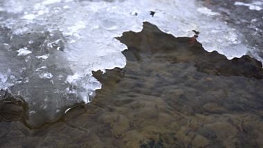 4K冬天冰河冰雪融化解冻实拍空镜头视频的预览图