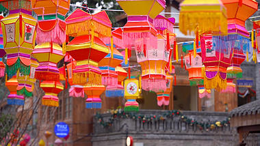 4k实拍新年喜庆春节街头的灯笼视频的预览图