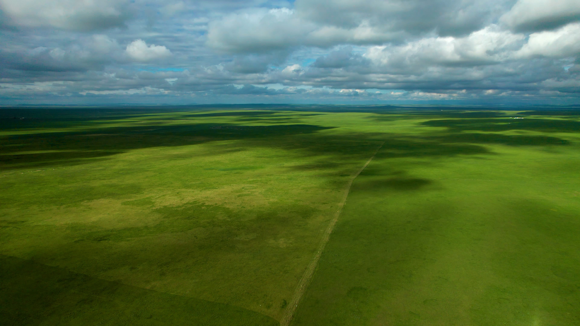 4k航拍蓝天白云下的千里草原视频的预览图