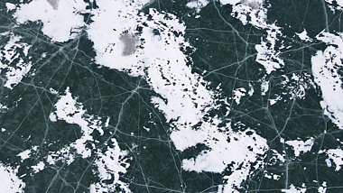 4K航拍冬天冰面冰裂雪景唯美空镜头视频的预览图