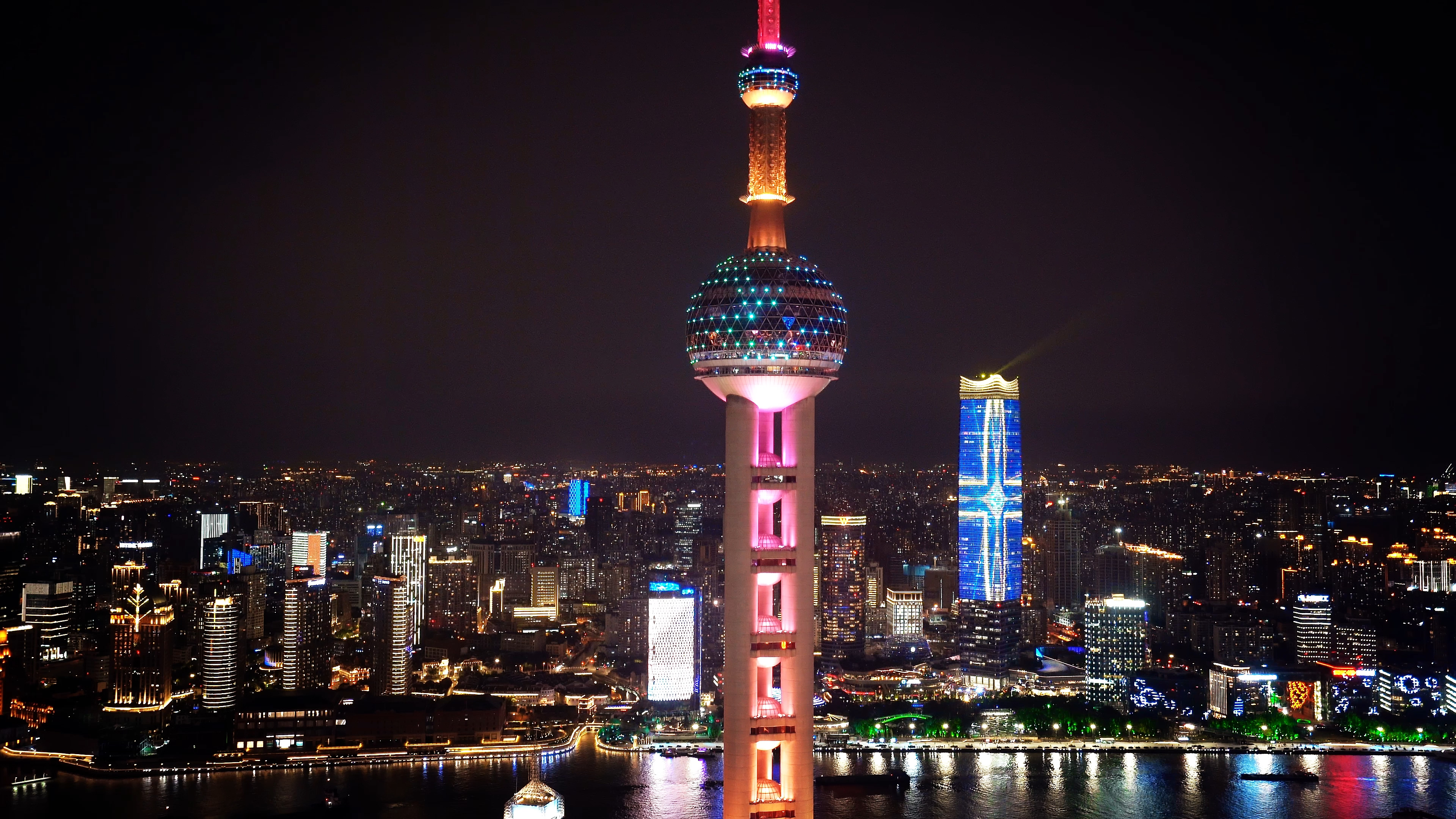 4K实拍上海东方明珠城市大气灯光夜景视频的预览图