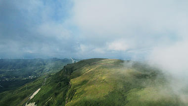 4K大气航拍飞云之下的贵州阿西里西高原视频的预览图