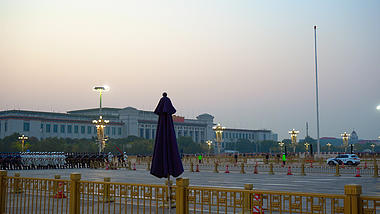 4K实拍北京天安门广场清晨仪仗队升旗视频的预览图