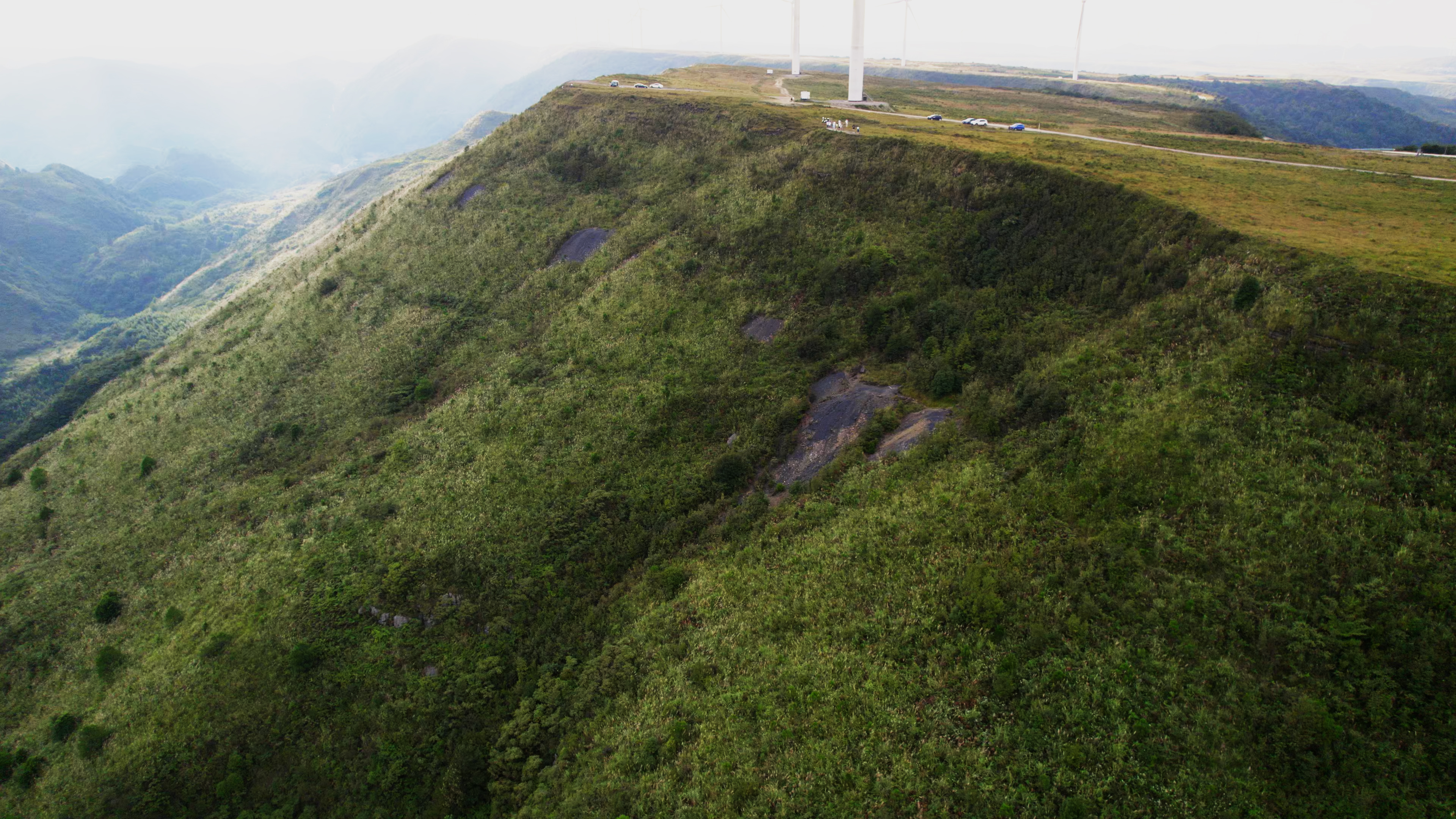 4K大气航拍贵州高原延绵不绝山峦视频的预览图