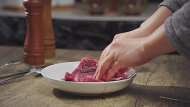 实拍4k煎牛排牛肉腌制按摩视频的预览图