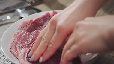 实拍4k煎牛排牛肉腌制按摩特写视频的预览图