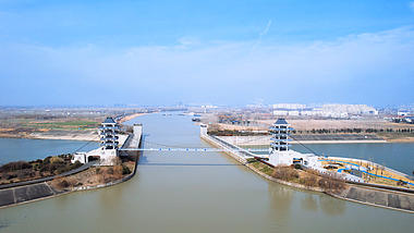 4K航拍淮安水上立交闸坝京杭大运河淮河视频的预览图