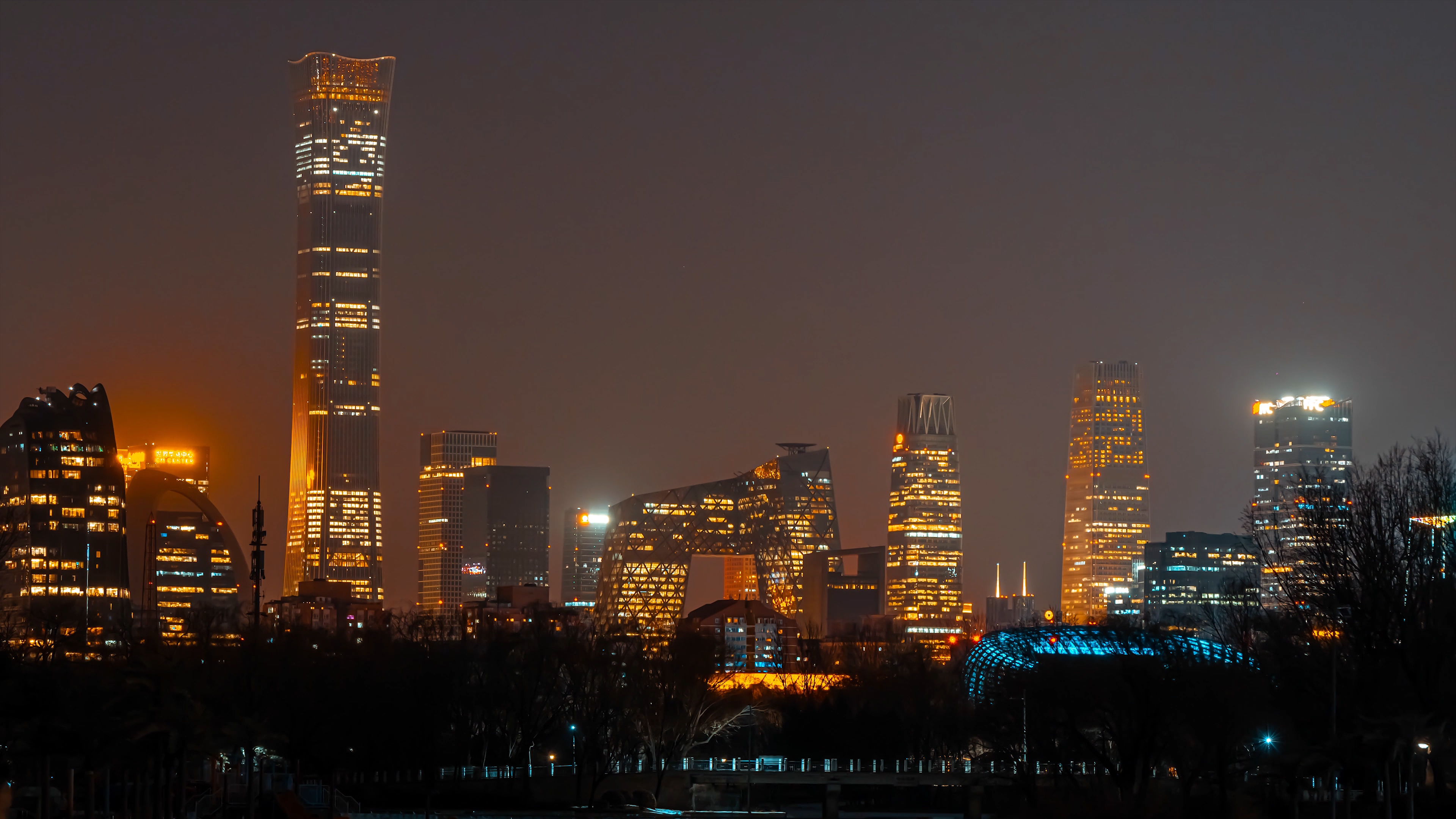 8K震撼延时北京朝阳公园远眺国贸夜景视频的预览图