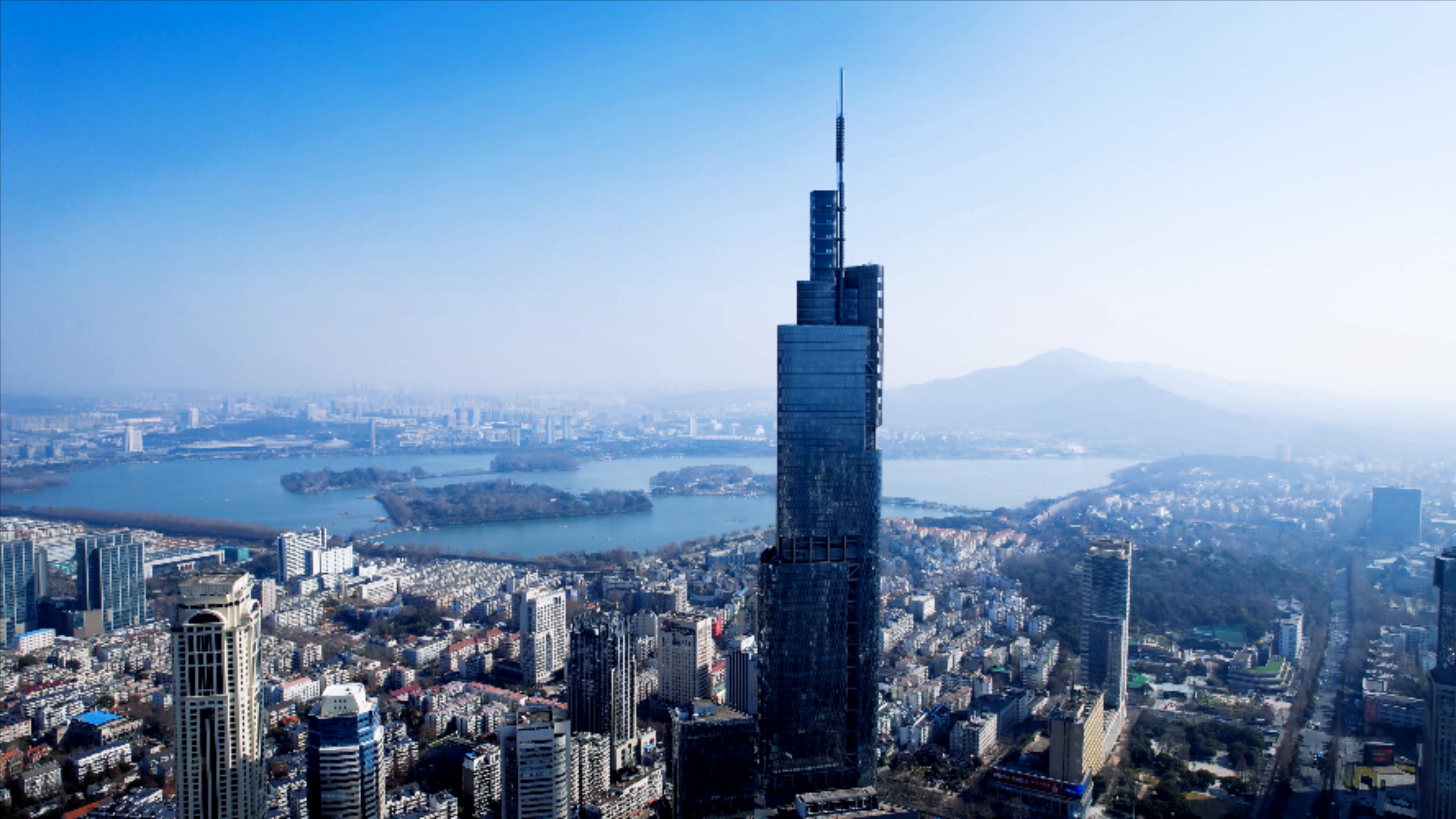 4K航拍南京紫峰大厦玄武湖视频的预览图