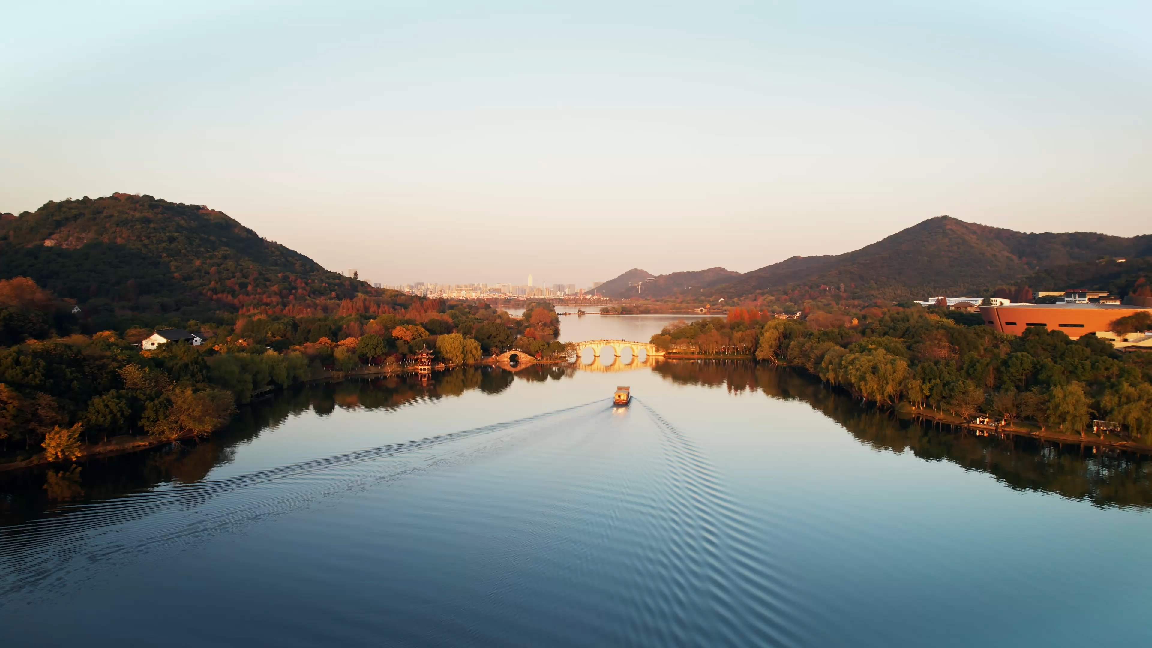 4K航拍杭州湘湖风景区跨湖桥视频的预览图