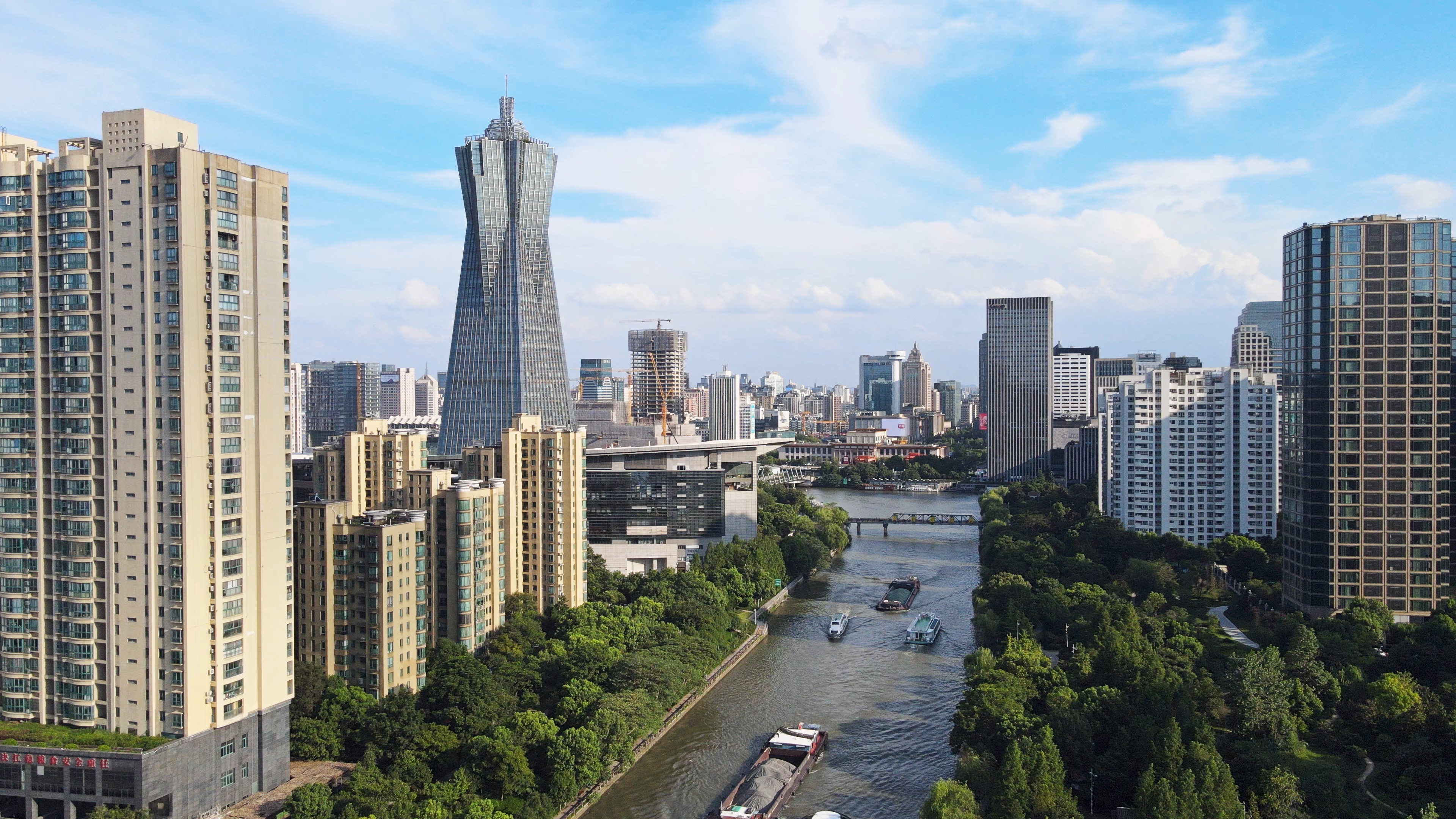 4K航拍杭州环球中心京杭大运河交通视频的预览图
