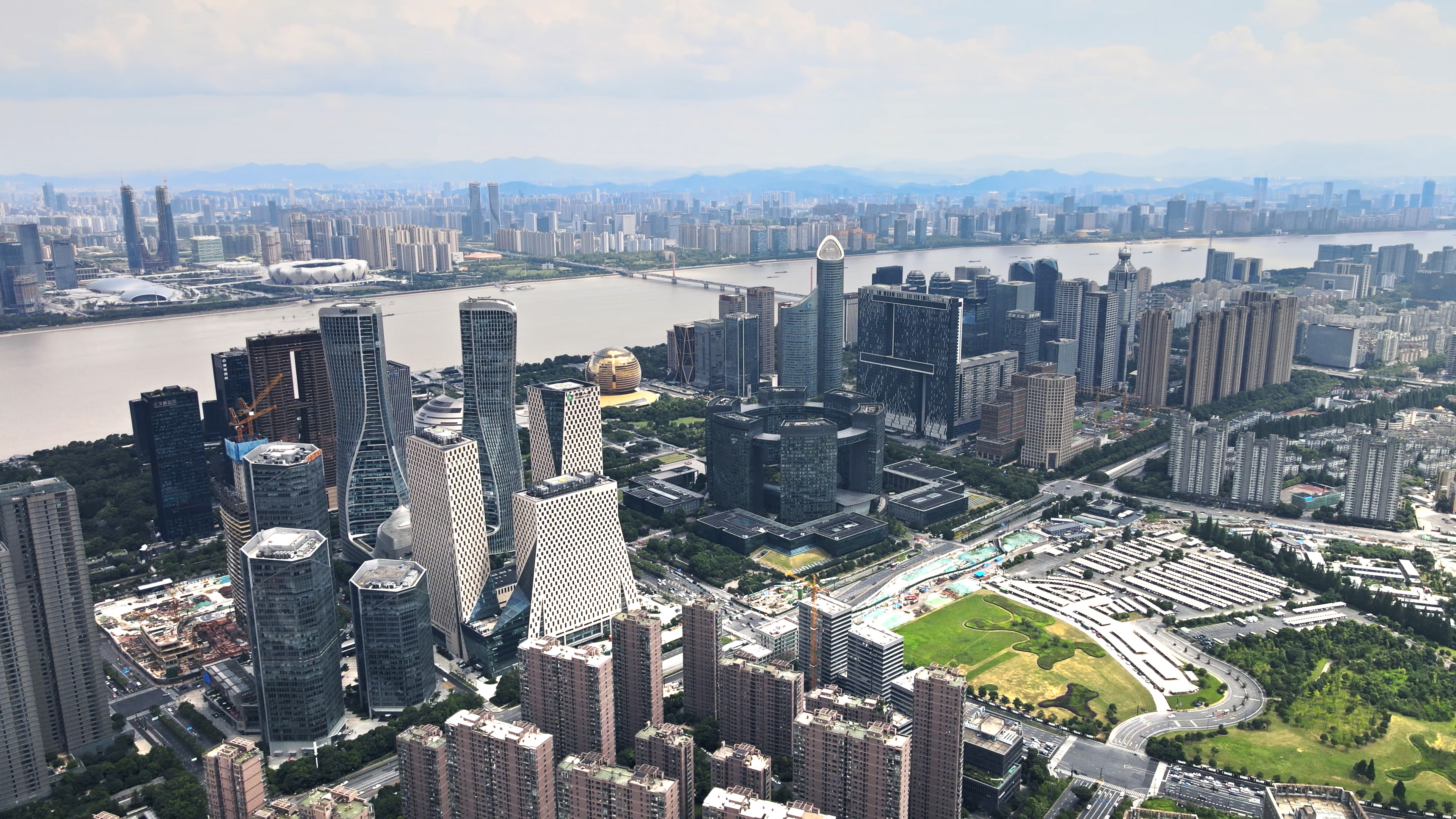4K航拍杭州钱江新城CBD市民中心天际线视频的预览图