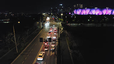 4K航拍城市夜景杭州奥体中心道路车辆视频的预览图