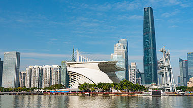 4K广州国际金融中心蓝天白云商务金融视频的预览图