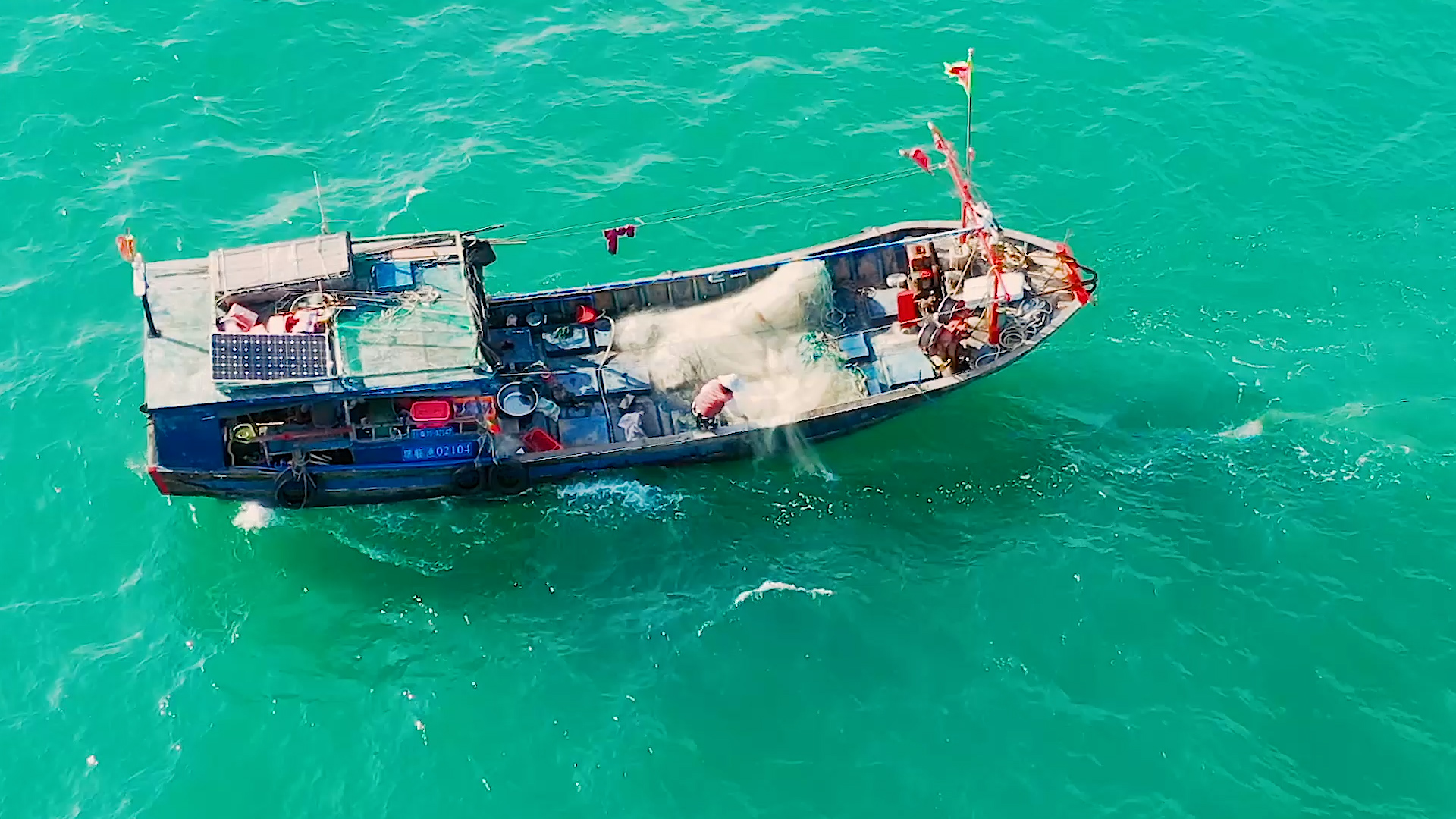 4k航拍沿海渔民海上作业撒网捕鱼视频的预览图
