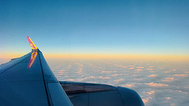 4k实拍唯美飞机窗外的云海风光视频的预览图
