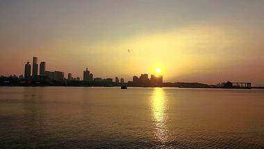 4K航拍海滨城市青岛日出视频的预览图