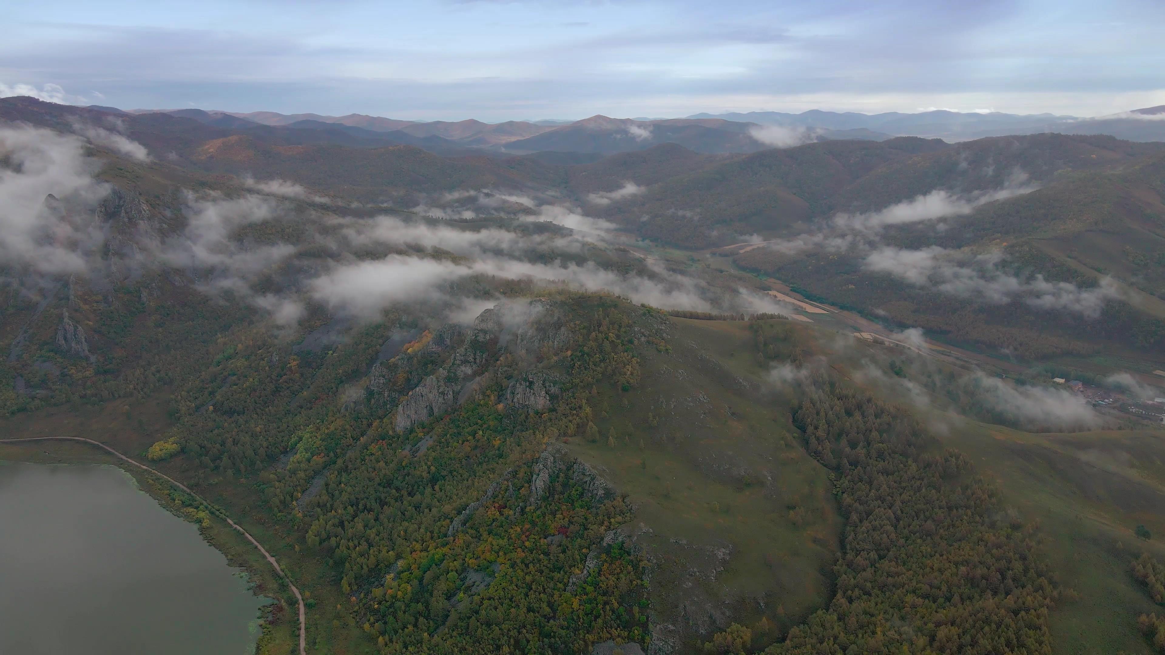 4K航拍云雾缭绕喀斯特风光祖国山河风光视频的预览图