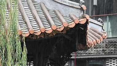 4k实拍中国元素建筑屋檐下雨雨水视频的预览图