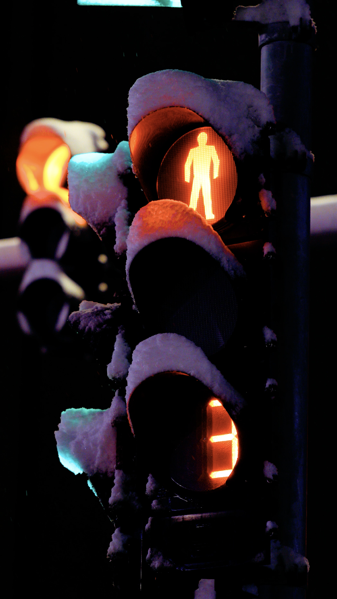4k夜晚雪中十字路口的红路灯指示牌视频的预览图