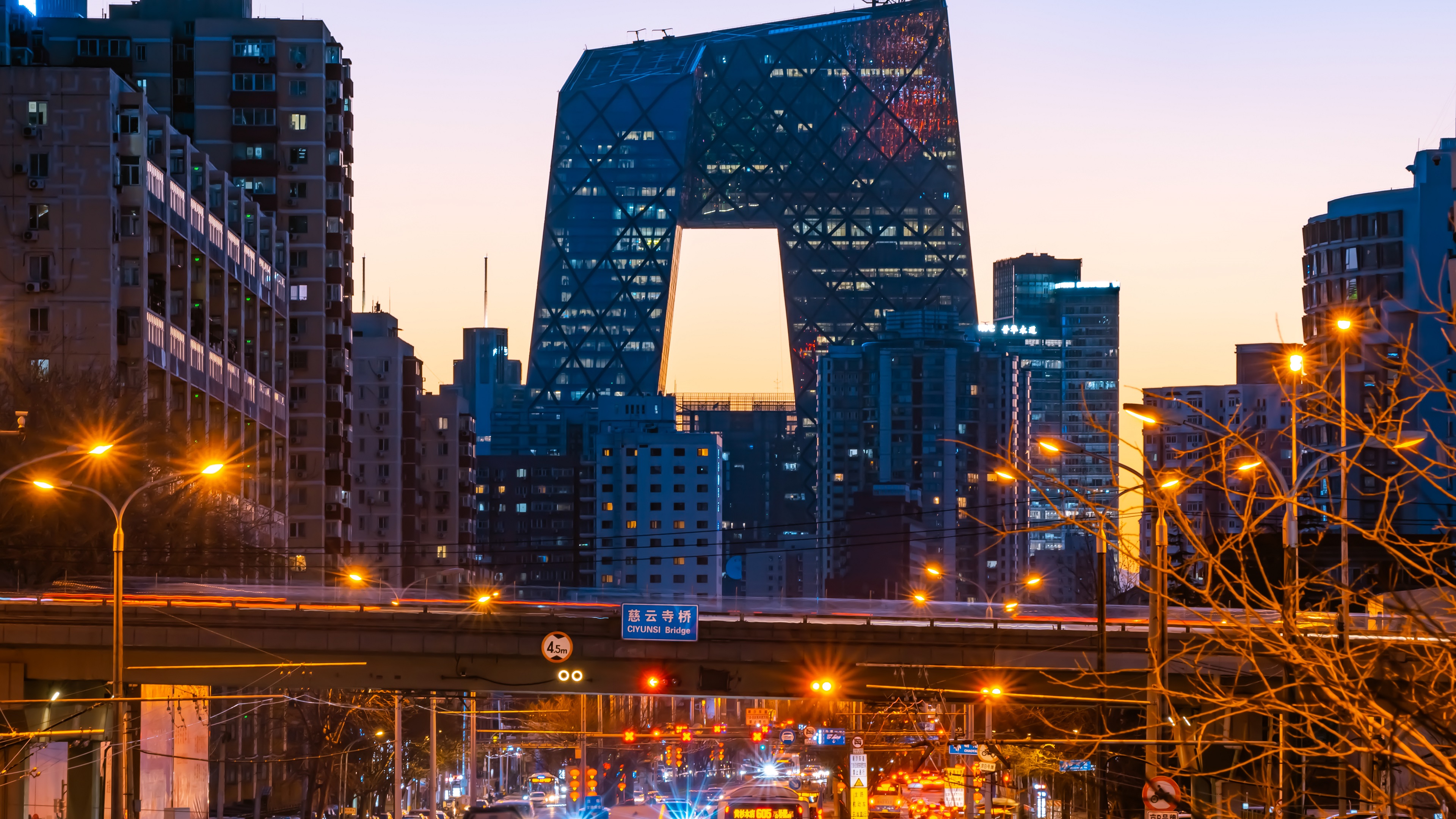 8K移动延时远眺北京央视大楼日转夜车流视频的预览图