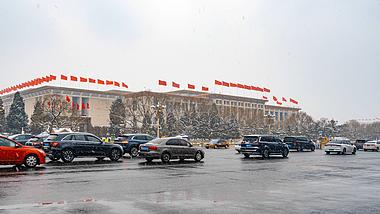 8K震撼延时北京人民大会堂风雪中的车流视频的预览图