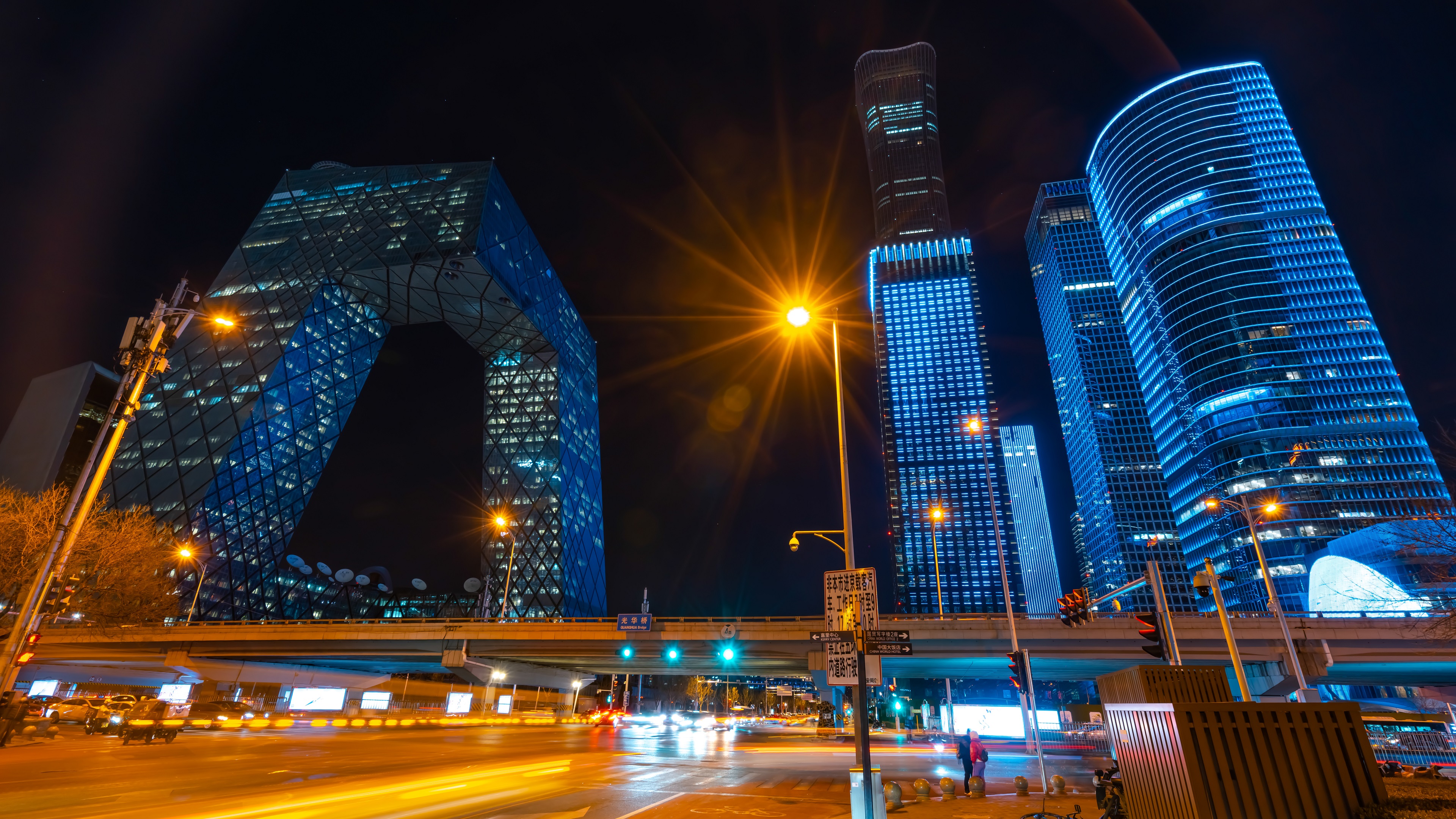 8K移动延时大气北京国贸城市夜景车流视频的预览图