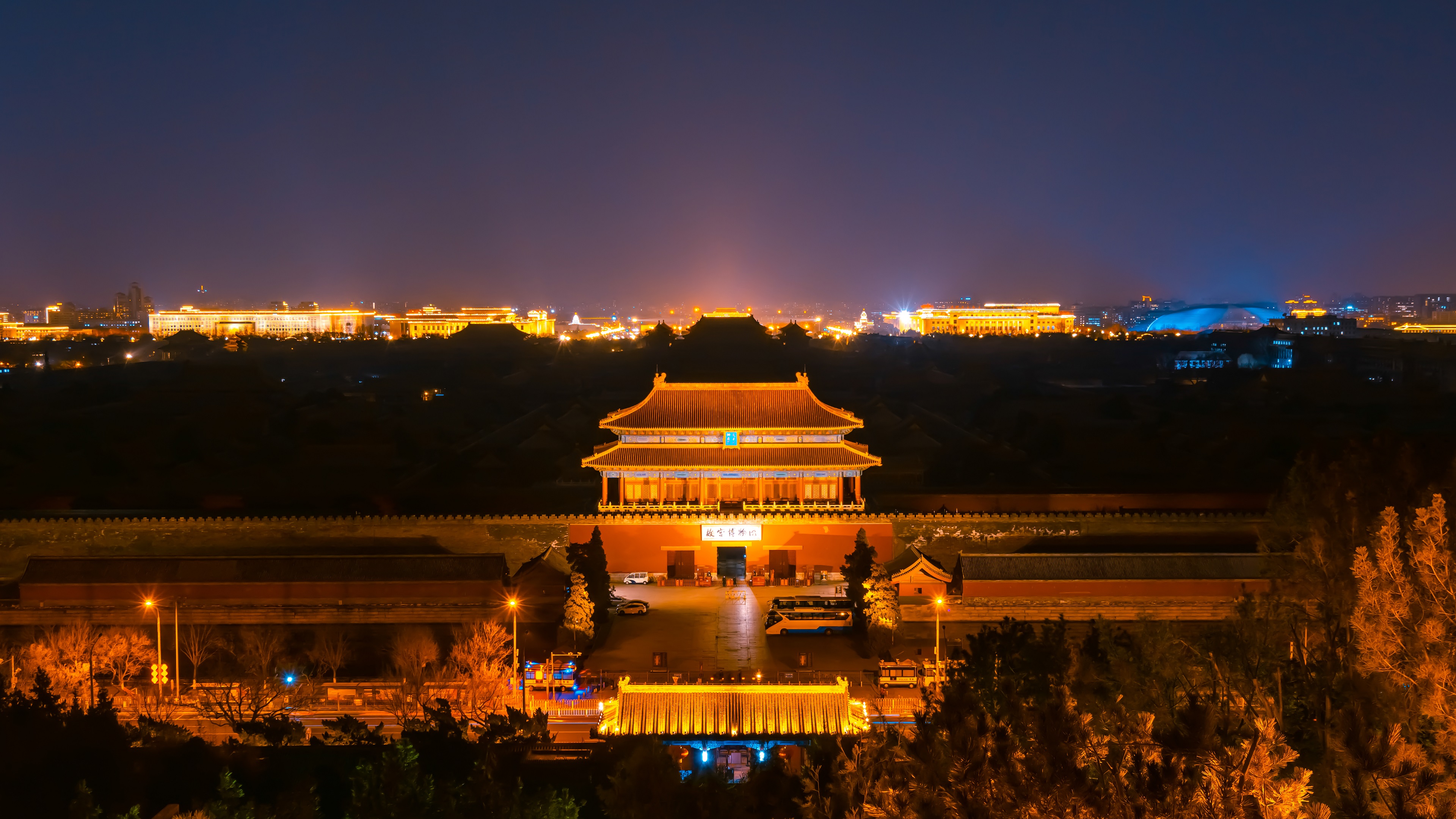 8K大气延时俯瞰北京故宫城市夜景灯光视频的预览图