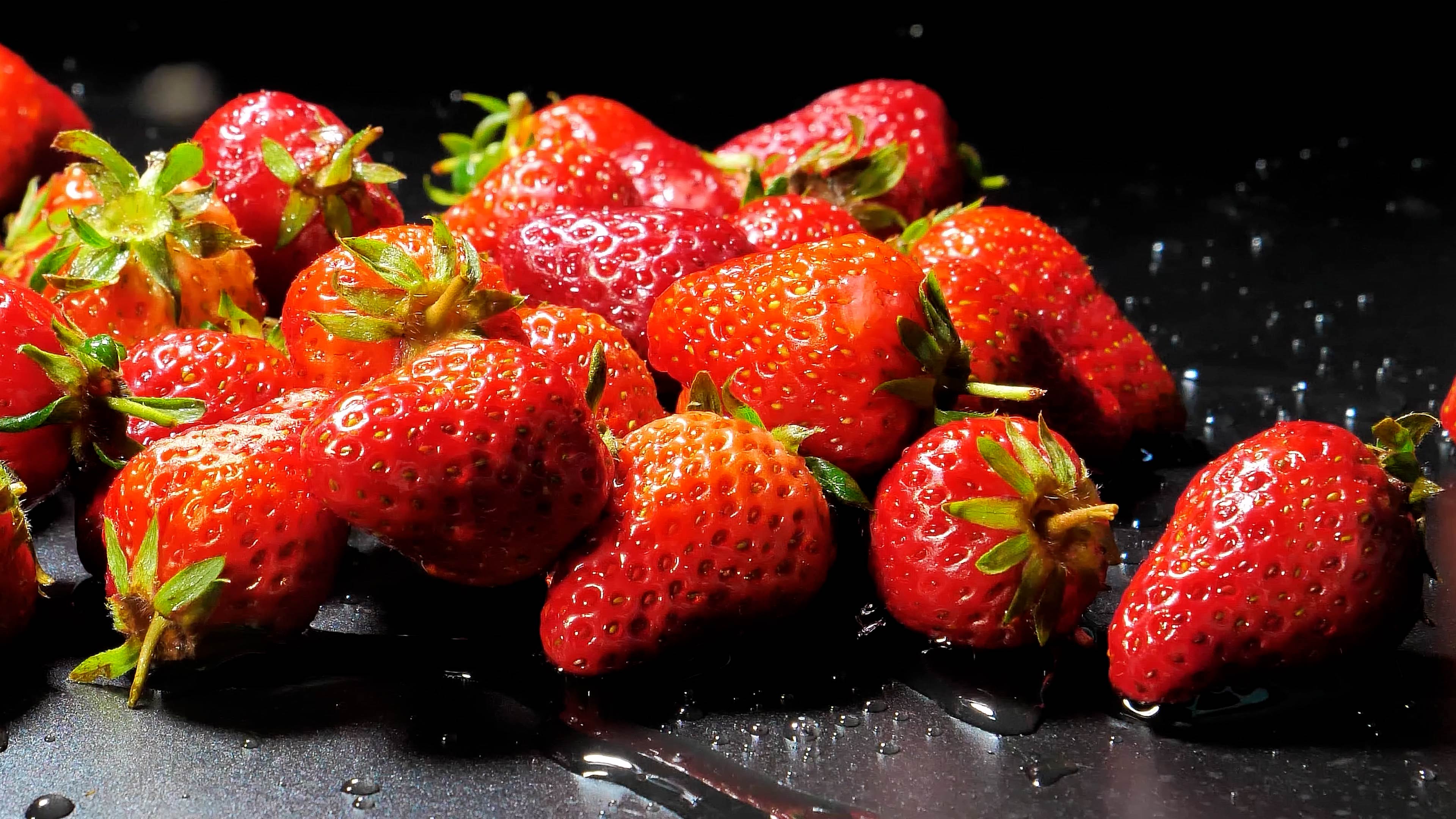 4K拍摄新鲜水果草莓摆拍升格视频的预览图